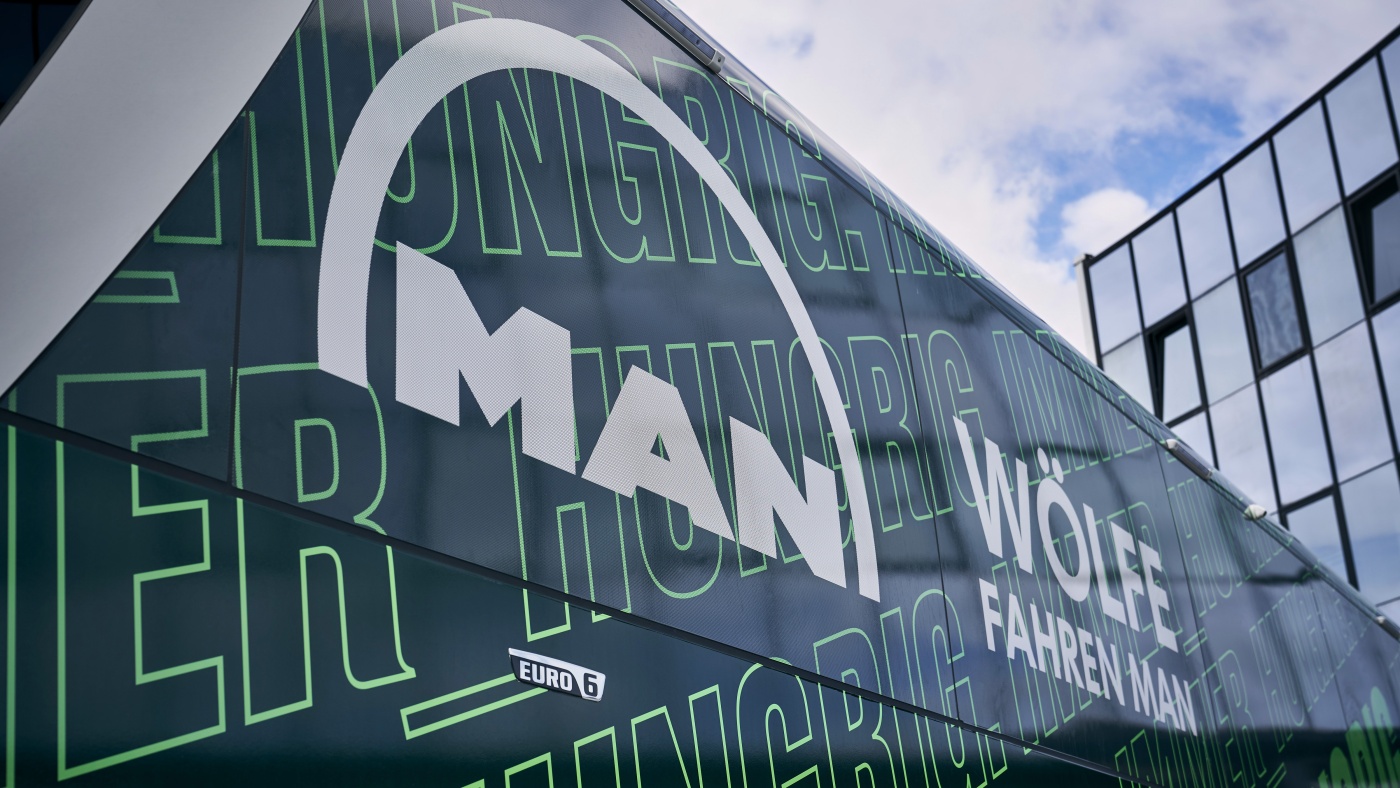 Slideshow Bild - ...Seit September ist der VfL Wolfsburg mit einem neuen MAN Lion’s Coach L als Mannschaftsbus unterwegs.